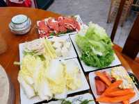 🌊瀘沽湖美食天花板！坐擁湖景吃蒸汽石鍋魚的極致享受🐟
