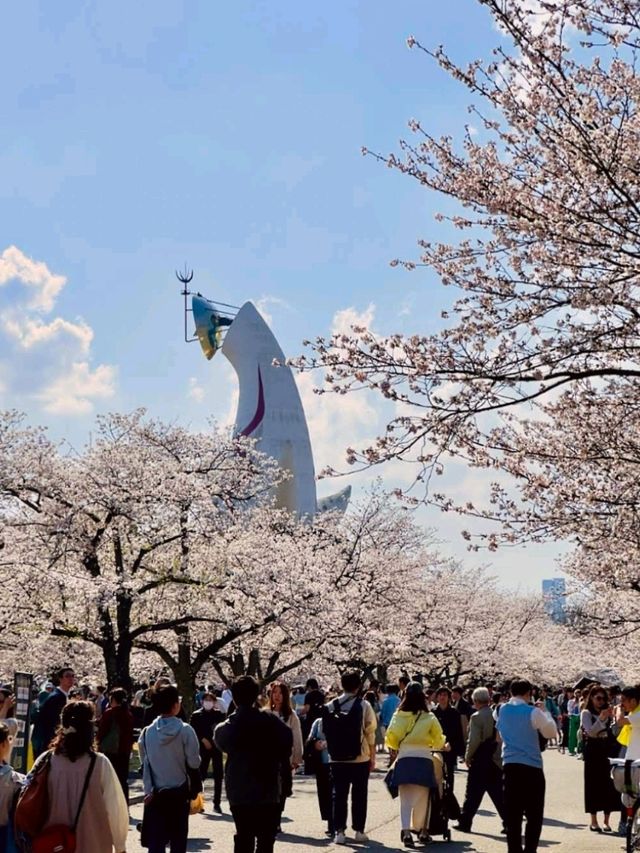 大阪賞櫻-萬博紀念公園，來張太陽之塔與櫻花同框合照！