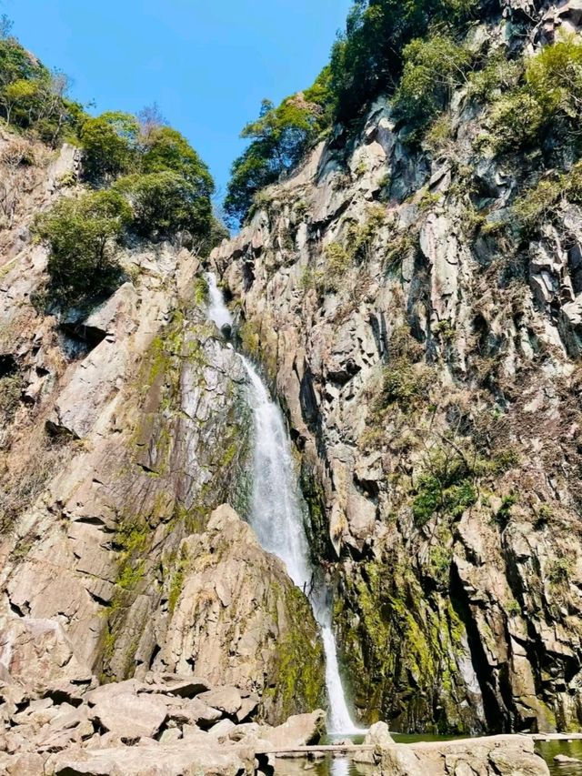 Baizhang Waterfall: A Majestic Cascade in Nature’s Embrace