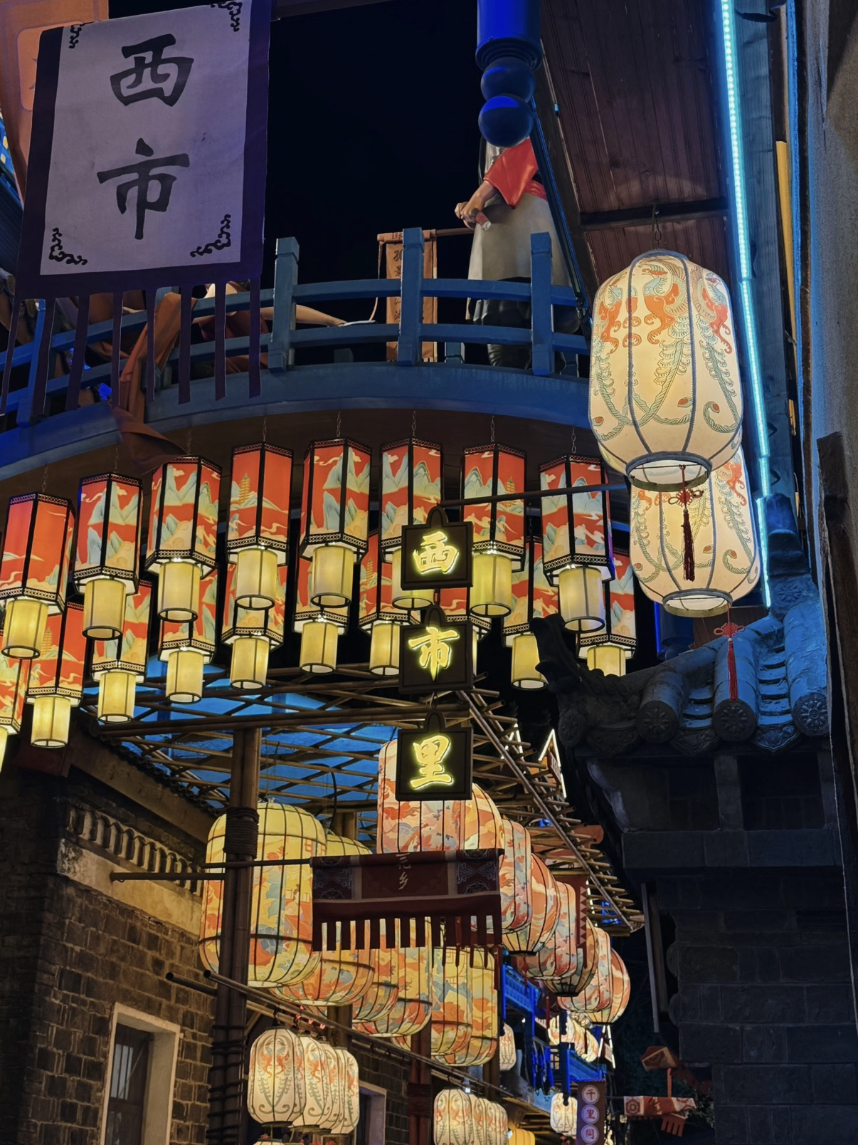#發現中國
您無需大老遠跑到西安去逛夜市或觀看精彩的表演——木蘭不夜城就充滿著活力，而且距離武漢僅 1.5 小時車程！

為什麼你應該去
這是木蘭花鎮景區內超好玩的夜間主題文化村。它帶來了古老的北魏氛圍，有華麗的建築、閃亮的燈籠街道，還有一系列身臨其境的表演——所有這些都發生在下午 4 點之後！

行程及小貼士
出發時間：週五下午左右從武漢（漢口）出發
抵達方式：約1.5小時車程至木蘭花鎮風景區
入場方式：購買門票或入住景區內飯店可免費入場
何時前往：下午 4 點左右前往 — — 此時氛圍最濃！
不容錯過的精彩亮點
不間斷表演：整個晚上都有數十場主題表演——非常適合漫步並每隔幾分鐘觀看一些節目
夜市氛圍：眾多美味小吃攤位－烤串、甜點和當地特色小吃
大結局：打鐵花（熔鐵煙火）
當鐵塊被拋向夜空時，火花四濺。超級驚艷，古老酷炫。
發生在晚上 8-9 點左右——在此之前不要離開！ ！
#自然奇觀 #旅行