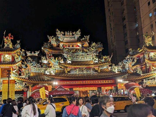 【台北】ライトアップされた煌びやかな寺院を見学！