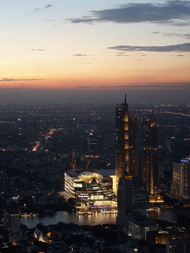 พาชมวิวตึกมหานครยามค่ำคืน 🌃