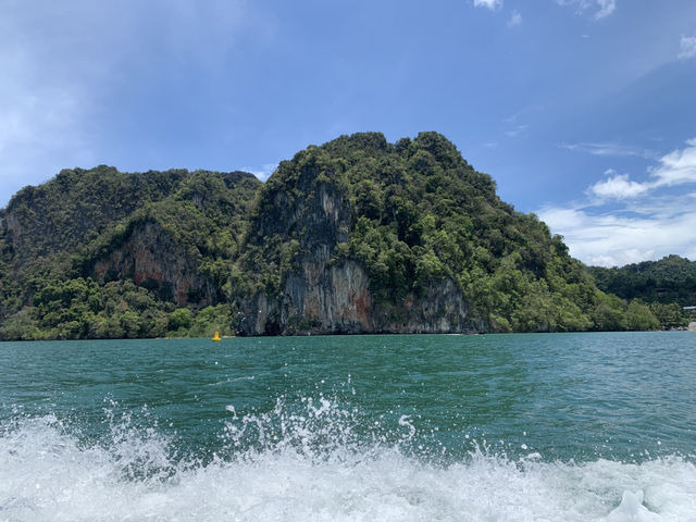 หาดไร่เลย์ กระบี่:หาดสวย ทะเลใส มีภูเขาใหญ่โอบล้อม