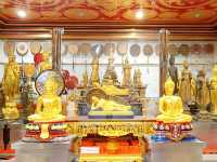 ไหว้พระพุทธรูปองค์ใหญ่ ตระการตาเจดีย์แก้วมรกต