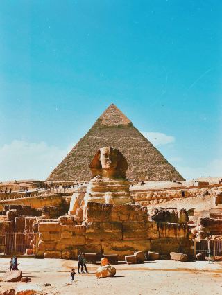 🇪🇬 🐫 AI CẬP (LẦN 1) – CHẠM VÀO KỲ QUAN
🇪🇬 🐫 REVIEW AI CẬP (LẦN 1) TỰ TÚC 7N6Đ (CHI TIẾT)
- Được chạm tay vào kì quan cổ đại duy nhất còn tồn tại – Kim tự tháp Ai Cập là niềm mơ ước từ bé của mình và nay đã thành hiện thực.
- Ai Cập cũng là quốc gia châu Phi đầu tiên mình đến. Lần này mình dành thời gian để khám phá các thành phố Cairo, Giza, Aswan, Luxor và Alexandria. Lần tới sẽ dành thời gian chỉ để khám phá sa mạc Sahara thôi.
📌TÓM TẮT LỊCH TRÌNH
1️⃣ Ngày 1:
- DI CHUYỂN ĐI (Hải Phòng – Hà Nội – Doha <Qatar> – Cairo)
2️⃣ Ngày 2: <Khám phá thành phố kì quan Giza và thủ đô Cairo>
- QUẦN THỂ KIM TỰ THÁP GIZA (1 trong 7 kì quan thế giới cổ đại)
+ ĐẠI KIM TỰ THÁP GIZA
+ TƯỢNG ĐẠI NHÂN SƯ SPHINX
- LÀNG Ả RẬP GHAZAL AL REEM (Ăn tối)
3️⃣ Ngày 3: <Khám phá thủ đô Cairo, thành phố Aswan>
- VIỆN BẢO TÀNG AI CẬP
- DI CHUYỂN ĐI (Cairo – Aswan)
- DU THUYỀN SÔNG NILE (Ngắm hoàng hôn)
4️⃣ Ngày 4: <Khám phá thành phố Aswan>
- ĐỀN ABU SIMBEL
- DI CHUYỂN ĐI (Aswan - Luxor)
5️⃣ Ngày 5: <Khám phá thành phố Luxor>
- BAY KHINH KHÍ CẦU (Ngắm thung lũng các vị vua)
- THUNG LŨNG CÁC VỊ VUA
- ĐỀN THỜ NỮ HOÀNG HATSHEPSUT
- ĐỀN LUXOR
- ĐỀN KARNAK
6️⃣ Ngày 6: <Khám phá thành phố Alexandria>
- DI CHUYỂN ĐI (Luxor – Cairo - Alexandria)
- ĐẠI THƯ VIỆN ALEXANDRINA (Kì quan văn hóa hiện đại)
- PHÁO ĐÀI QAITBEY
7️⃣ Ngày 7: <Khám phá thủ đô Cairo>
- DI CHUYỂN ĐI (Alexandria - Cairo)
- PHỐ CỔ OLD CAIRO
- CHỢ CỔ KHAN EL KHALILI
- DI CHUYỂN VỀ (Cairo – Doha <Qatar> – Hà Nội – Hải Phòng)
📌THÔNG TIN TRƯỚC CHUYẾN ĐI
🛑 Ai Cập và những điều “đặc biệt”:
- Bất cứ ai giúp đỡ bạn đều có lý do là để đòi bạn tip (Nên tốt nhất tự túc là hạnh phúc)
- Đổi tiền ở ngân hàng tỷ giá thấp hơn rất rất nhiều so với đổi cho người bản địa.
- Mọi người chuộng đồng Đô la đến mức nhiều dịch vụ chỉ chấp nhận đồng Đô la (Nếu quy ra tiền Ai Cập thì siêu lỗ).
- Khi về nước bạn sẽ không đổi lại được tiền thừa (Kể cả ngân hàng cũng không chấp nhận).
- Tất cả vé tham quan đều phải mua qua thẻ Visa (Tiền mặt không được chấp nhận).
- Cảnh sát mang theo “đồ chơi” ở khắp mọi nơi.
🛑 Vé máy bay:
- Bay từ Hà Nội đến Cairo quá cảnh tại Doha (Qatar) (Khoảng 30 – 40 củ/1 vé).
- Nếu muốn tiết kiệm hơn thì lựa chọn các transit qua 2, 3 nước.
- Mình đi Cairo, Giza, Aswan, Luxor và Alexandria nên các bạn hình dung:
+ Cairo – Giza (20km) - Taxi
+ Cairo – Aswan (870km) – Máy bay
+ Aswan – Luxor (240km) – Tàu hỏa
+ Luxor – Cairo (650km) – Máy bay
+ Cairo – Alexandria (200km) – Xe buýt
🛑 Thủ tục nhập cảnh:
- Bạn cần phải xin Visa Ai Cập để có thể nhập cảnh (Thủ tục xin visa tra trên Gu gồ nhé).
- Bạn nào cần thì mình sẽ chỉ chỗ uy tín nhất mà mình vẫn hay làm.
🛑 Thời điểm lý tưởng:
- Thời điểm tốt nhất (T11 – T4): lúc này thời tiết dễ chịu nhất trong năm, trưa nắng tối mát mẻ, bầu trời trong xanh.
🛑 Thời gian lý tưởng để lưu trú:
- Mình dành 7 ngày để khám phá nơi đây.
