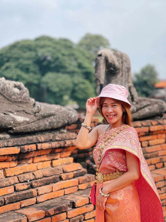 ใส่ชุดไทยเที่ยววัดอยุธยา ได้บุญได้รูปสวย