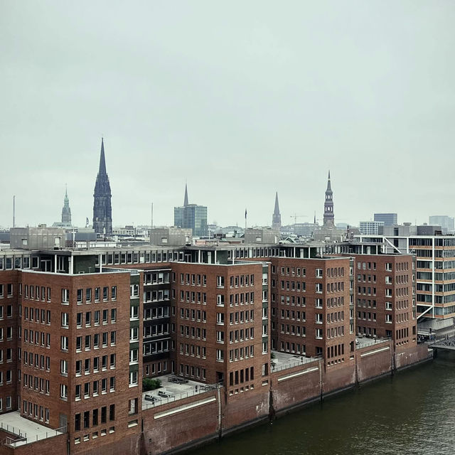 Exploring Hamburg’s Historic Town Hall & Surrounding Gems