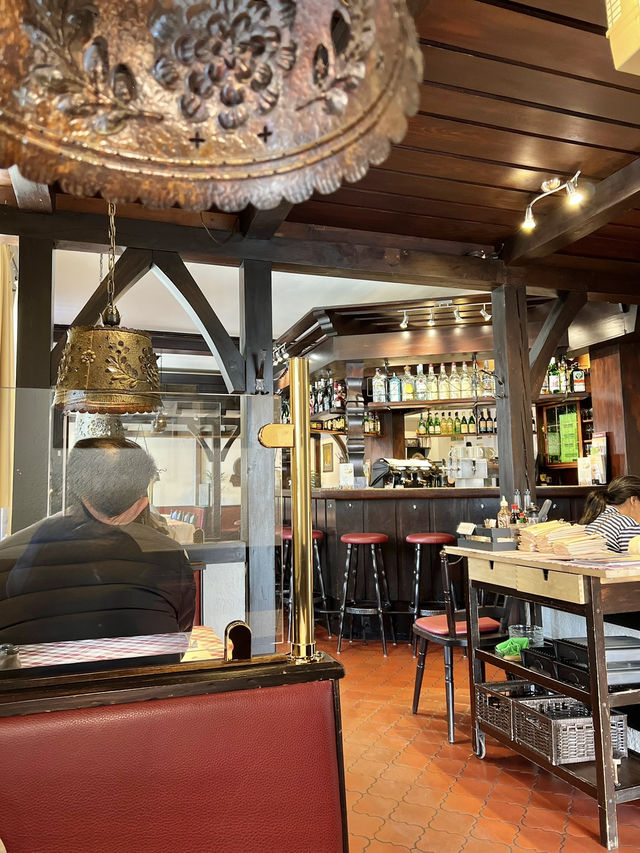 A Solo Day in Frankfurt – History, High-Rises & Schnitzel!
