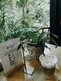 คาเฟ่ที่ใกล้ชิดธรรมชาติ ใจกลางเมืองกาญจนบุรี