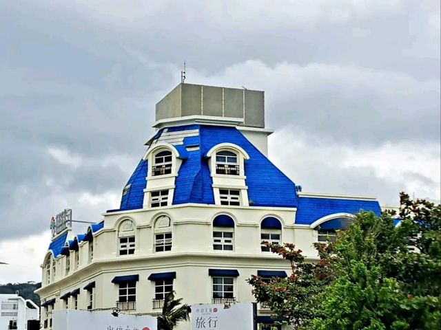 就在墾丁大街入口，走路3分鐘就到大灣沙灘，踩著金色沙灘看海超療癒～
