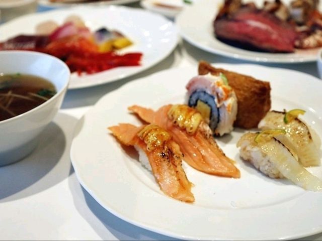 敘日全日餐廳就位於台北六福萬怡酒店的7樓，主打開放式廚房和各種豐盛的美食佳餚