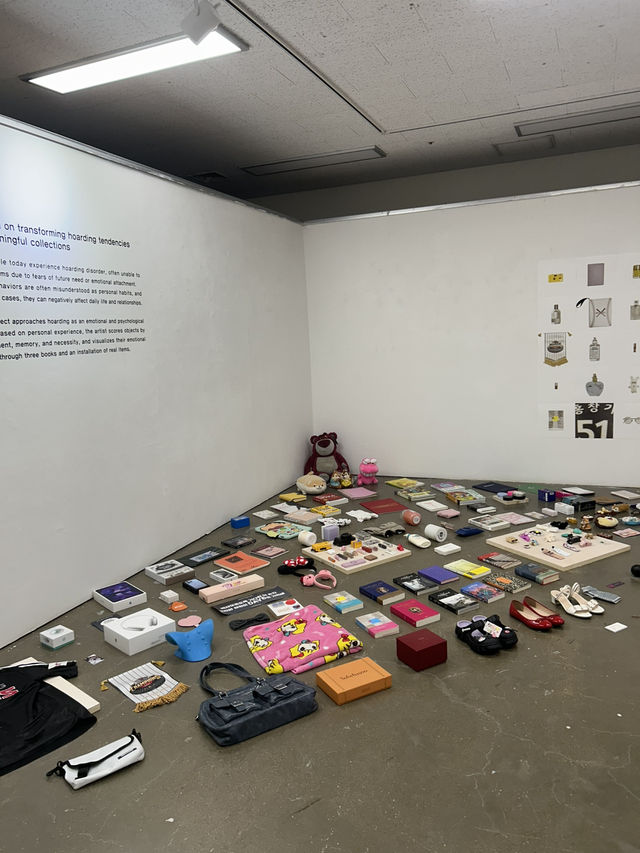 🎨 젊은 열정과 예술의 숨결, 홍익대학교 홍문관 1층 전시장