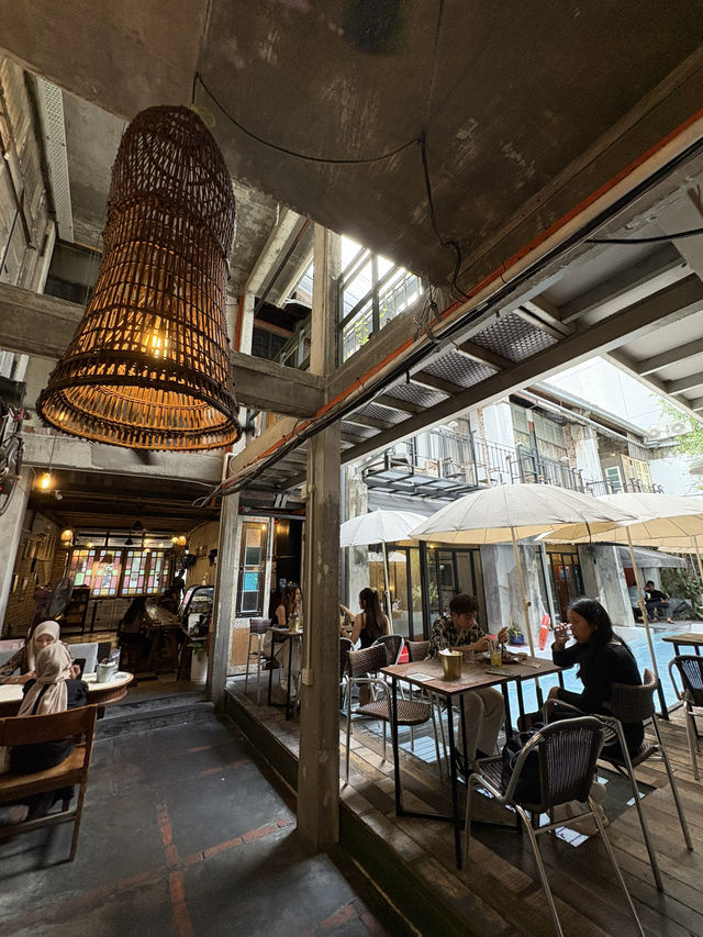 Kafe Kleptokrat with Stunning Swimming Pool and Greenery