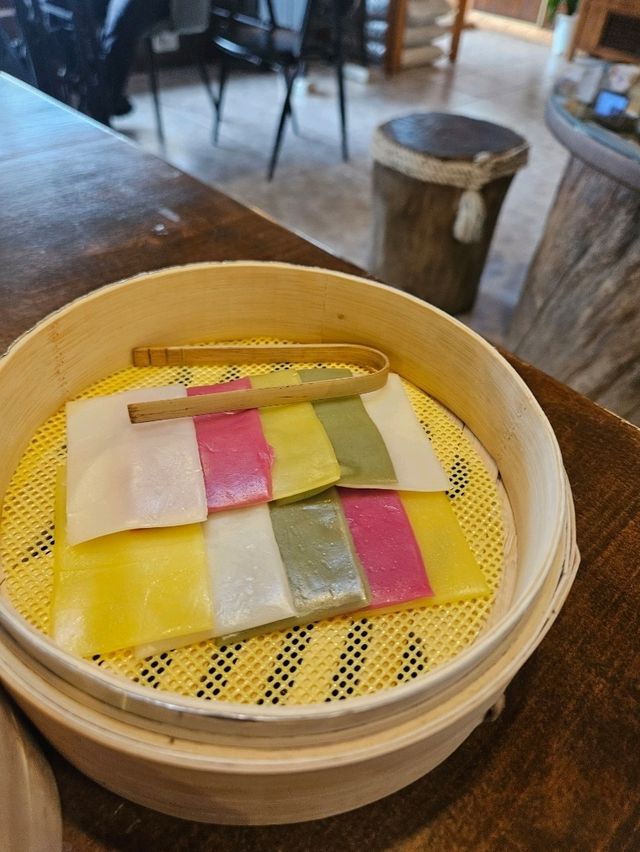 가평 감성카페 오롯이꽃연못 정원 바라보며 즐기는 꽃차와 디저트 맛집