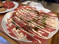 【Cantina（カンティーナ）｜元銀行の建物で楽しむ絶品タルタル🥩】 プラハで“生肉料理”を食べるなら外せない！