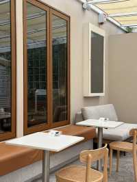 More style than substance at pricey cafe