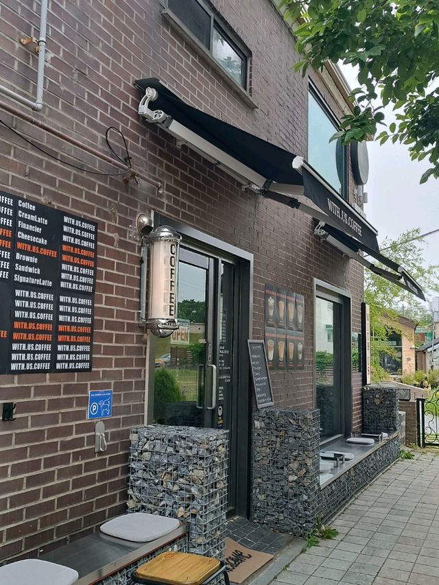 黑白工業風的With Us Coffee
