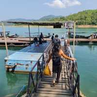 ที่พักเขื่อนเชี่ยวหลาน เล่นน้ำจอยๆ ที่แพภูผาวารี