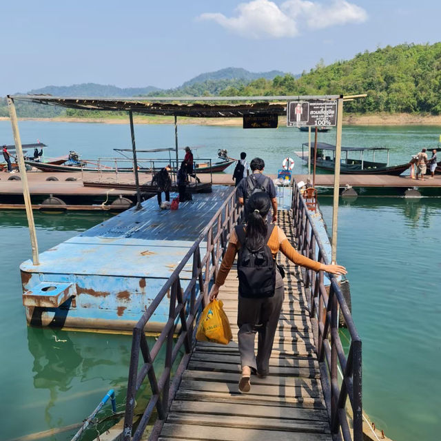 ที่พักเขื่อนเชี่ยวหลาน เล่นน้ำจอยๆ ที่แพภูผาวารี