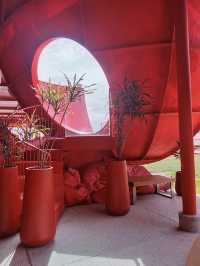 Under The Sun คาเฟ่สีแดงริมทะเล