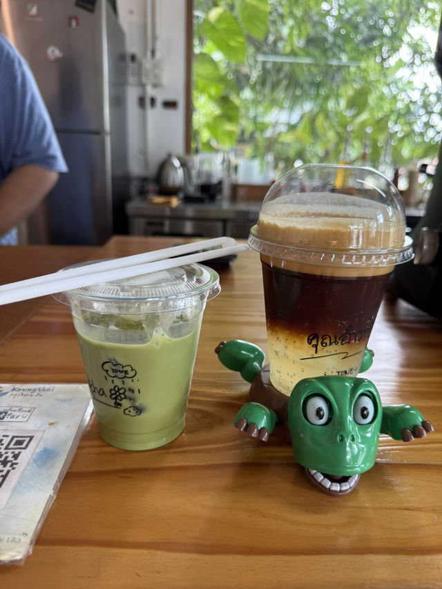 ร้านกาแฟลับริมถนนโคกกลอย จ. พังงา 