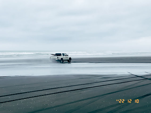 🖤 Karioitahi Beach｜黑沙灘與懸崖風的療癒系海岸 
