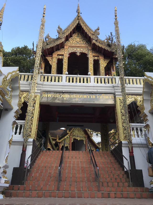   🌄 เส้นทางแห่งศรัทธา: ไหว้พระธาตุดอยสุเทพ ได้งาน