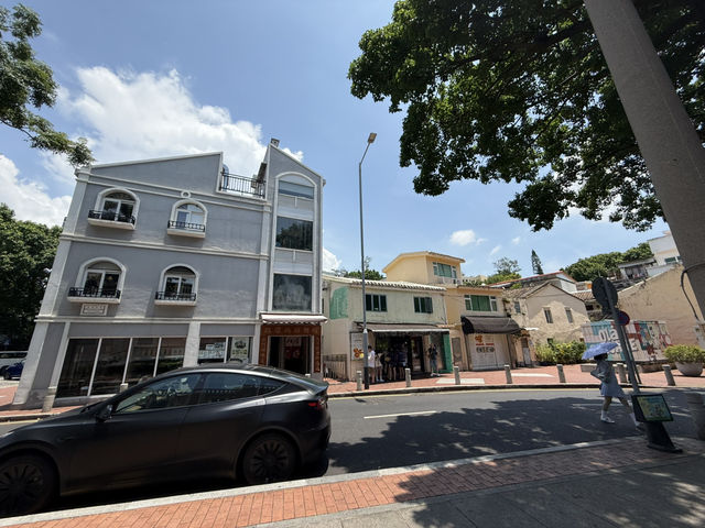 由路氹各酒店乘的士15分鐘、$50就可到達路環Citywalk