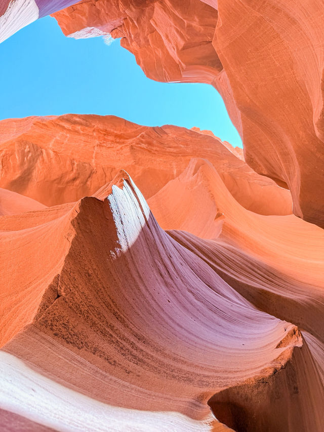 Sun-Kissed Splendor: Discovering the Breathtaking Beauty of Antelope Canyon!