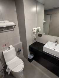 Concrete Calm in Bangkok’s Buzz, De Prime Awaits