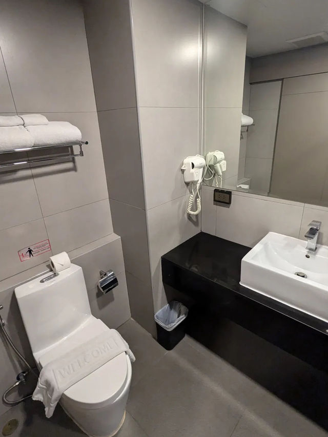 Concrete Calm in Bangkok’s Buzz, De Prime Awaits