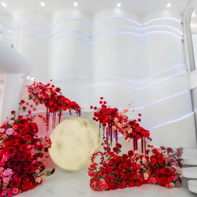   คาเฟ่างแสนกับธีม The Red Flower ตกแต่งด้วยดอกไม้