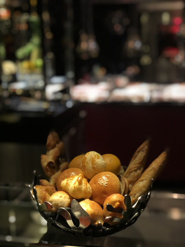 Dining at Joël Robuchon Hong Kong: A Culinary Masterpiece 🇭🇰