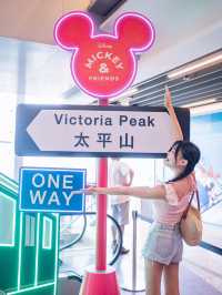 「米奇與好友」玩轉香港太平山頂！🚠  嚟香港旅行必到太平山頂飽覽維港景色，今個暑假，全港首個迪士尼「Mickey Keep It Real」主題活動登陸太平山頂，「米奇」帶埋成班人氣角色米奇、米妮、