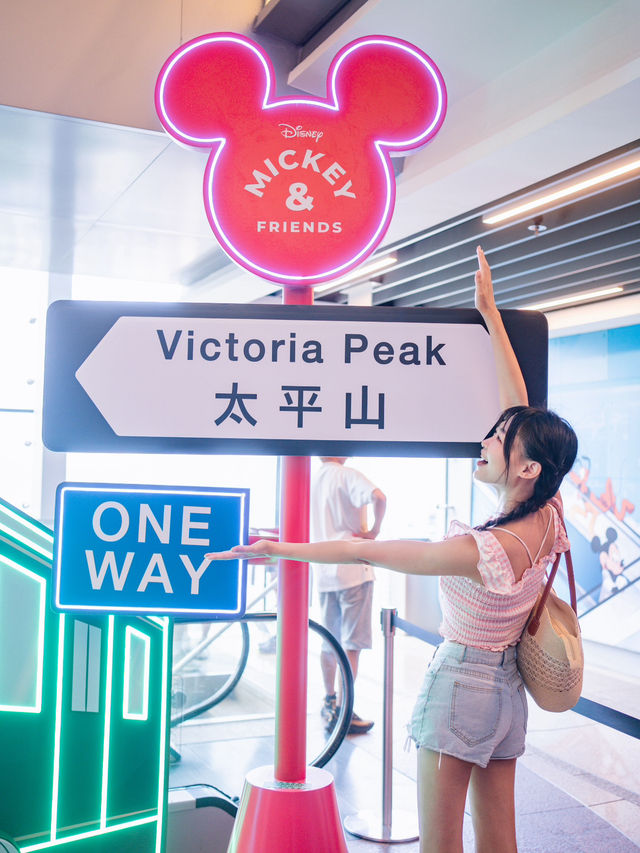 「米奇與好友」玩轉香港太平山頂！🚠  嚟香港旅行必到太平山頂飽覽維港景色，今個暑假，全港首個迪士尼「Mickey Keep It Real」主題活動登陸太平山頂，「米奇」帶埋成班人氣角色米奇、米妮、