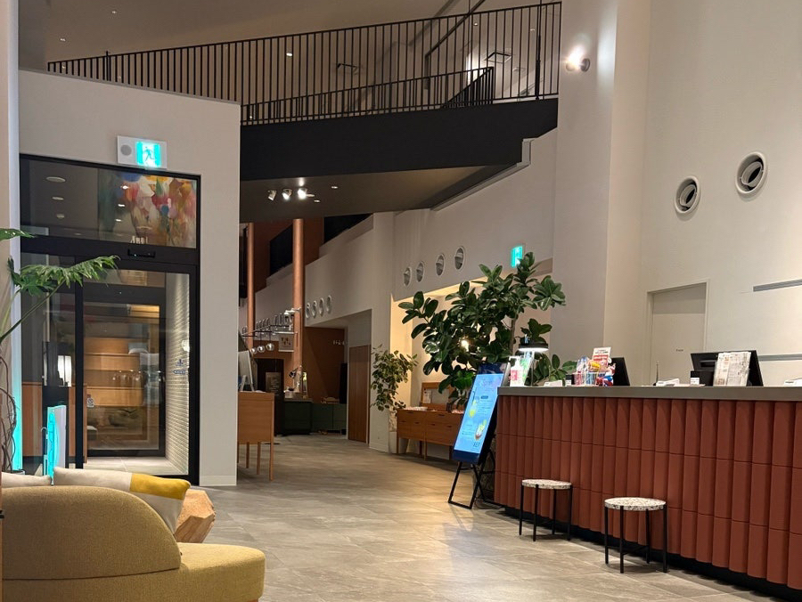 我們入住了位於沖繩市中心的REF沖繩Arena by Vessel酒店。我將為您介紹飯店的住宿設施、早餐以及帶寶寶入住的配套服務。

位置

REF沖繩Arena by Vessel飯店
日本沖繩縣諸見裡1766號，郵編904-0032
登入此博客

其他關於此酒店的帖子
飯店位於沖繩市中心，
從那霸機場租車30分鐘即可到達，搭乘機場巴士約1小時即可抵達。
停車場很大，租車的房客可以輕鬆停車。

入住期間，我們參觀的旅遊景點包括：
沖繩體育場（步行10分鐘）、胡差街（計程車5分鐘）、八重島公園（計程車5分鐘）、兒童樂園動物園（計程車10分鐘）以及永旺夢樂城（計程車10分鐘）。

飯店週邊沒有便利商店，但隔壁有便利商店。

入住時間
15:00-11:00
由於是新建的飯店，乾淨時尚的室內裝潢格外引人注目。一樓設有接待區和供應早餐的咖啡廳。
工作人員熱情地為我們介紹了酒店設施，
並準備了所有必要的嬰兒用品。
飯店提供了木製嬰兒床、床欄、靠背浴缸、奶瓶消毒器、尿布垃圾桶和防水尿布。
我只要求提供嬰兒床和靠背浴缸，辦理入住的工作人員就把這些東西送到了我的房間。

房間
雙人間
我預訂了一間基本雙人房，但房間比我想像的要小。兩個大行李箱幾乎打不開。如果您獨自旅行或行李不多，這倒不成問題。但如果您帶著寶寶出行，請在預訂時查看房間大小，選擇更大的房間會讓您更滿意。

飯店內部和家具都很漂亮，床頭板可以為手機充電和控制燈光，非常方便。
我住得非常舒服，因為飯店裡有T卹、褲子和拖鞋等室內服裝，可以在飯店內穿著。

地板鋪著地毯，有點小遺憾。

浴室也很乾淨，一點異味都沒有。飯店有一個大浴缸，所以我只用了淋浴間，在租來的嬰兒浴盆裡幫寶寶洗澡。

大浴缸
二樓有自動販賣機、淨水器、附微波爐的洗衣房、一個小型健身房、休息室和大浴缸。由於是新建的飯店，所有設施都很乾淨。

飯店有冷熱水浴、乾濕桑拿，
還有嬰兒盥洗池、嬰兒護墊和尿布更換台。
洗髮精、護髮素、沐浴露和乳液都提供，所以你只需要帶牙刷。一樓可以免費攜帶牙刷和其他一次性用品。

早餐
07:00-10:00
早餐在一樓接待處旁的咖啡廳供應。由於這裡平時以咖啡廳的形式運營，能夠在如此美麗的空間用餐真是太好了。

我吃到的一些美味佳餚有：
沖繩蕎麥麵、咖哩、牛排、墨西哥捲餅、Blue Seal冰淇淋、沙拉、優格和麵包。 ㅎㅎ;; 雖然選擇不多，但每道菜都很美味。

早餐區旁邊有哺乳室，
這樣我就可以一邊照顧寶寶一邊用餐，不用回房間。

八樓泳池和酒吧
八樓有泳池和酒吧。由於泳池是收費的，所以使用的人不多，而酒吧裡卻擠滿了顧客。

視野非常好，因為周圍沒有高樓大廈，視野開闊。對面就是沖繩體育場，邊喝邊看夜景，真是絕佳選擇。

其他服務
1. 迎賓飲料
入住時，您將收到一張迎賓飲料券，該券按人數提供。您可以在1樓的咖啡廳或8樓的酒吧使用。多虧了這張券，我才能一邊欣賞夜景，一邊享用飲品。

2. 會員贈品
註冊成為酒店會員後，您將獲得幾份贈品。註冊流程非常簡單。您只需在紙上寫下您的姓名和電子郵件地址，然後交給工作人員。不過，工作人員甚至不會查看您的電子郵件地址或姓名。
由於贈品是根據註冊人數發放的，所以有兩位客人註冊，並獲得了Orion啤酒和延遲1小時退房的優惠。
不知道這個活動會持續多久。

3. 每日活動
我入住期間，飯店舉辦了一場小活動，你可以寫下願望，並領取隨願望一起擺放的餅乾。

如果您正在尋找乾淨整潔、嶄新的住宿，
提供美味早餐的住宿，
提供各種嬰兒用品的住宿，
以及附大浴室的住宿，
我推薦REF Okinawa Arena by Vessel Hotel。

#沖繩旅行 #沖繩住宿 #REFOkinawaArenabyVesselHotel #沖繩大浴室飯店