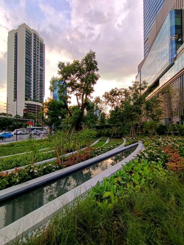บรรยากาศสวนสวยตึกพาเหรด