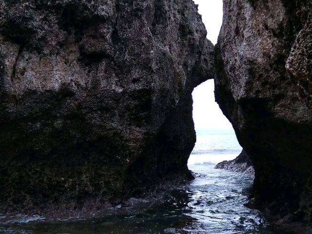 🌊 藍天碧海間的勇者試煉｜小琉球「厚石魚澳」浮潛天堂與跳海熱點