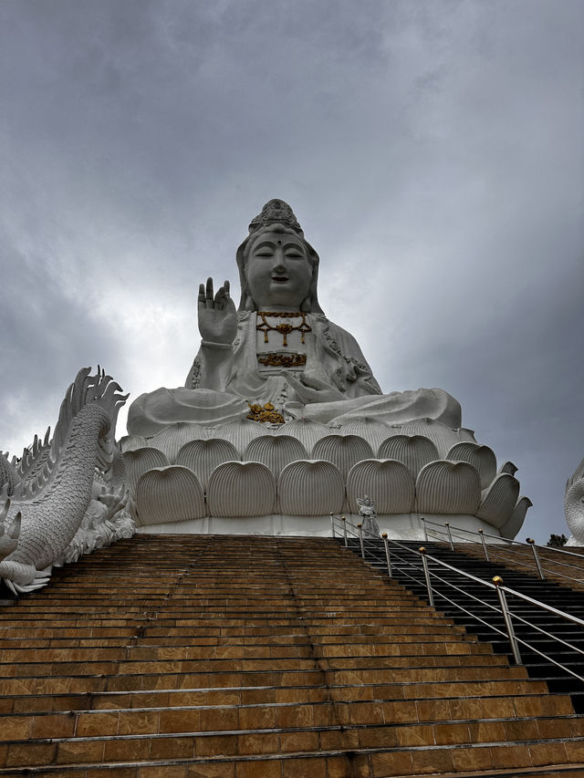 Wat Huay Pla Kang the peace dragons tower 