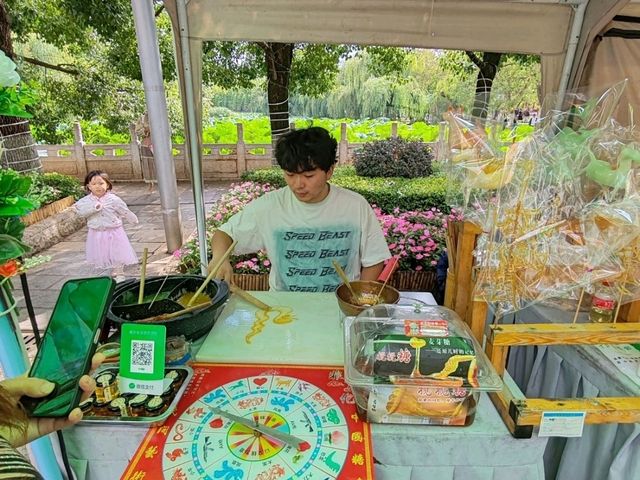 Kunming's Green Lake: Timeless Charm and Market Vibes