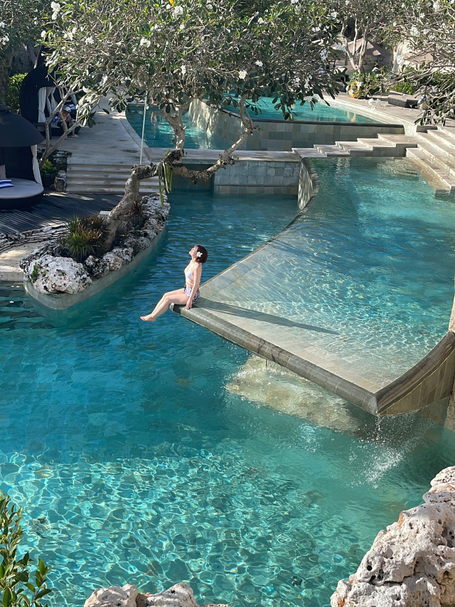 I've always wanted to stay at AYANA Resort in Bali, and it was even better than I imagined! 🥹🩷
Let me introduce you to its charms!

1️⃣Enjoy to your heart's content at 14 pools and a private beach! 🌈🩵
The vast grounds are home to 14 pools, each with a unique concept, so you'll want to visit them all!
You can travel between them by shuttle bus, so be sure to find your favorite pool! ☺️
By the way, I'll never forget the view I had while sipping a cocktail at the Luna Rooftop Pool. 🥹

2️⃣So many photogenic spots! 📷✨
The hotel is decorated in a variety of ways, making the entire hotel a photo spot!
The River Pool, which resembles a two-tiered river, is a particularly popular photo spot and is only open from 6:30 AM to 9 AM. ☀️
I lined up at 6:30 AM before breakfast, and it took over an hour, so I recommend bringing plenty of sun protection!

3️⃣With so many activities, you'll never run out of time! !!
With over 50 fascinating activities on offer, it was hard to decide which ones to try! 😖💦
We participated in thalassotherapy (a water massage in a heated seawater pool), morning yoga, bath salt making, and traditional costume experience! 💖
I love wearing traditional local costumes when traveling abroad, so I was thrilled to be able to wear them at a hotel! 🥹✨
You're free to take photos around the hotel, and many staff members even stopped by to take photos for us, making it a truly memorable experience. 📸🩷

4️⃣The breakfast of international cuisine, Balinese food, and fresh fruit was amazing! 🍉
For breakfast, we had a buffet at a restaurant called "Pady," and it was absolutely amazing! !!
Since this hotel is visited by many people from all over the world, there was a wide selection of international cuisine, making it feel like we were traveling the world! 🌍✈️
We also enjoyed Balinese specialties like nasi goreng and mie goreng, as well as local sweets!
I was so happy to be able to eat lots of fresh fruit (especially mangosteen, which I've always wanted to try!!) 😚✨

5️⃣We got priority entry to the rock bar, which is hard to get reservations for! 🥂
This rock bar is world-famous for its stunning sunset views. 🌅
It's incredibly popular, so reservations are difficult to come by, but guests can reserve and get priority entry at sunset...!!
Bali sunsets are considered one of the three most beautiful in the world. ✨
It was such a wonderful moment to be able to watch the sun go down over the beautiful ocean. 😭

There's so much more to AYANA Resort, but I can't write it all down, so I'll stop here! 😖
If you're visiting Bali, please consider staying at AYANA Resort!
I definitely want to stay there again! This is a truly recommended hotel. 💖

🏨AYANA Resort Bali
🌏Jimbaran, Kec. Kuta Sel., Kabupaten Badung, Bali, Indonesia
💰Starting from approximately ¥50,000 per person per night

#overseastravel #asiatravel #couplestrip #indonesia #bali #balihotel #AYANAResort #ayanaresort #bali #indonesia #overseastraveltips