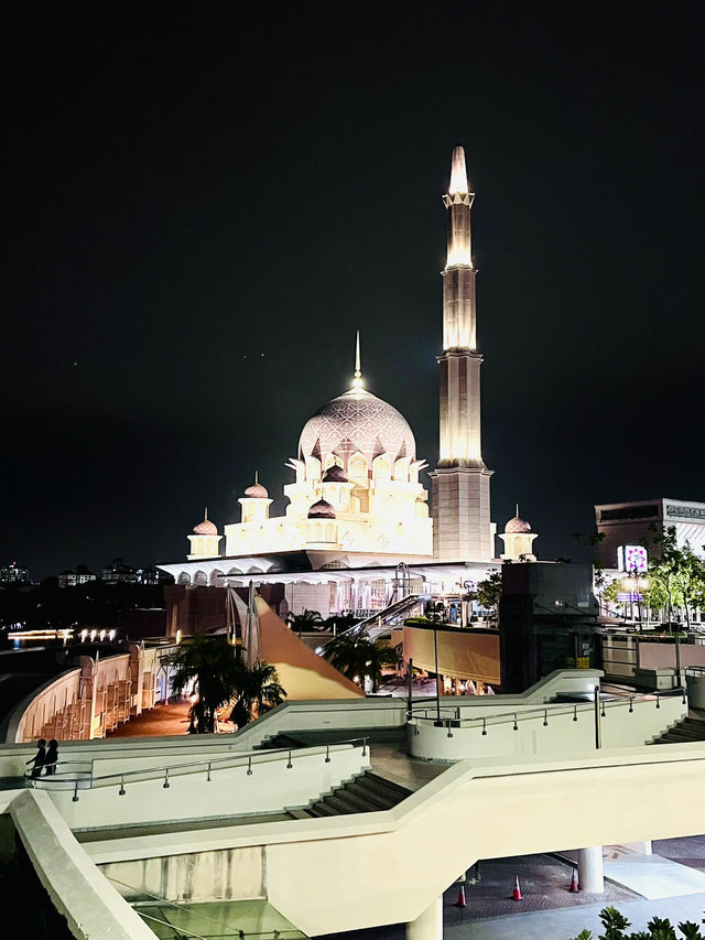 The Beauty of Putra Mosque: An Iconic Symbol of Putrajaya’s Elegance The Beauty of Putra Mosque: An Iconic Symbol of Putrajaya’s Elegance