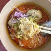 🥢 ข้าวซอยไก่เข้มข้นที่ร้านเนื้อตุ๋นรสเยี่ยมนิมมาน