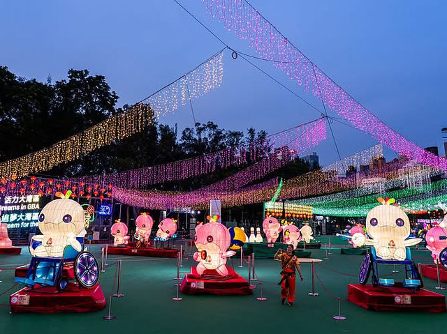 Celestial Glow, Earthly Delights: Hong Kong’s Fusion of Moon Cakes and Modernity 