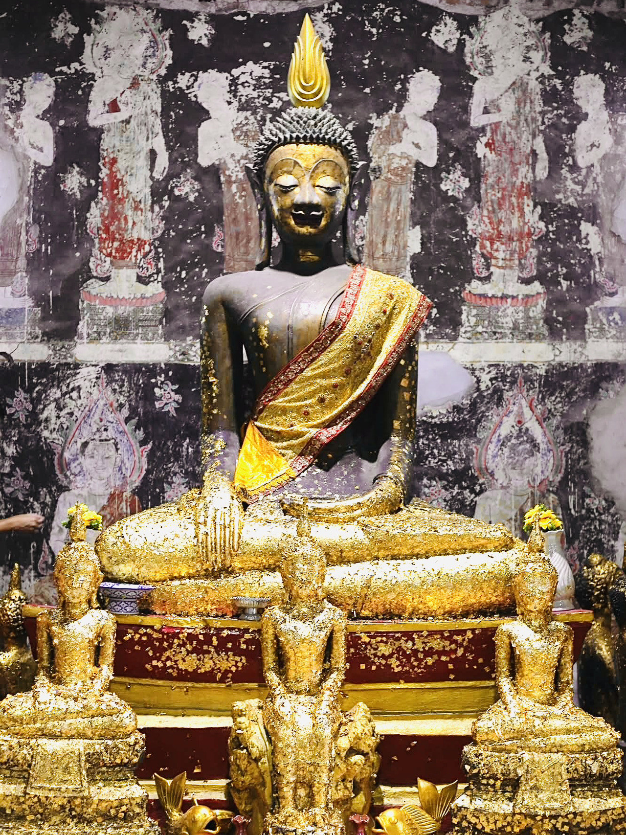 ?古代マハ・ウドム教会でルアン・ポー・パク・デーンに敬意を表し 