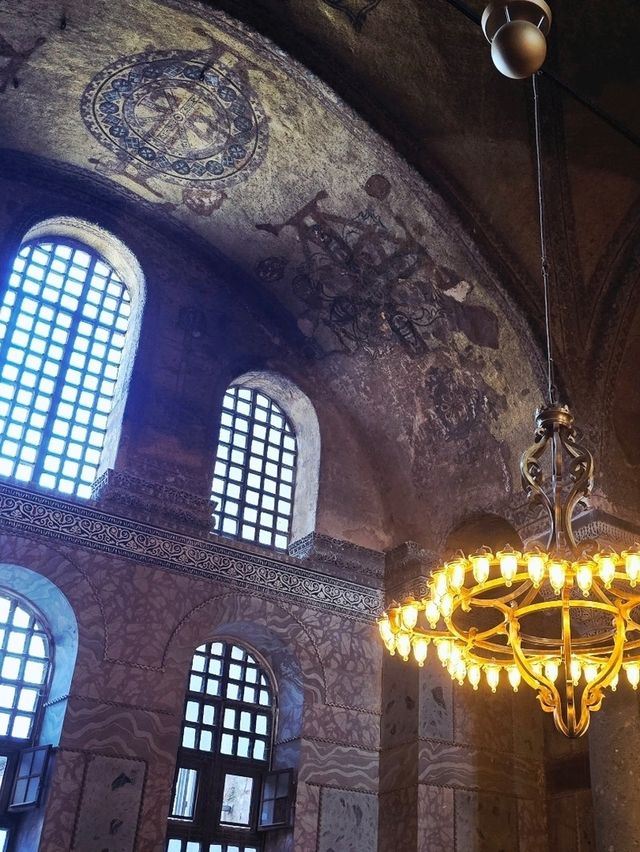 Hagia Sophia, where centuries of culture and faith live side by side 🕌🕊️
