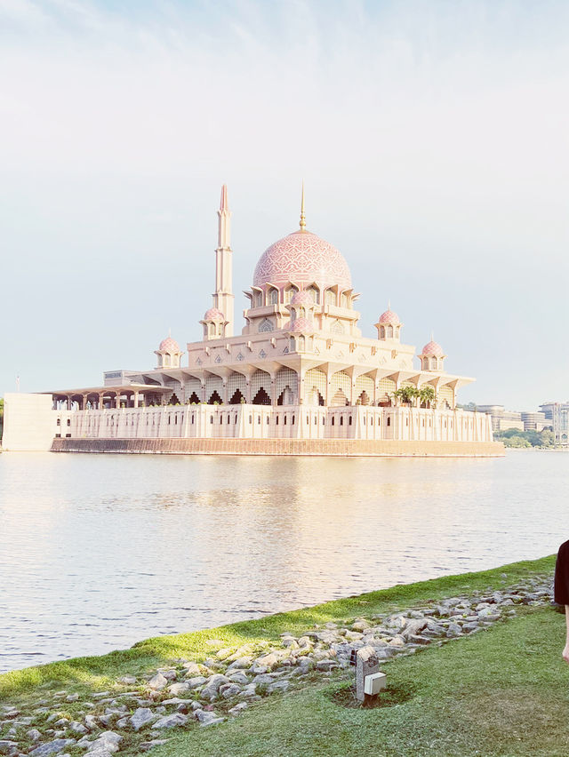 🇲🇾🕌 Putra Mosque: Pink Perfection Meets Golden Hour Magic! 🌇