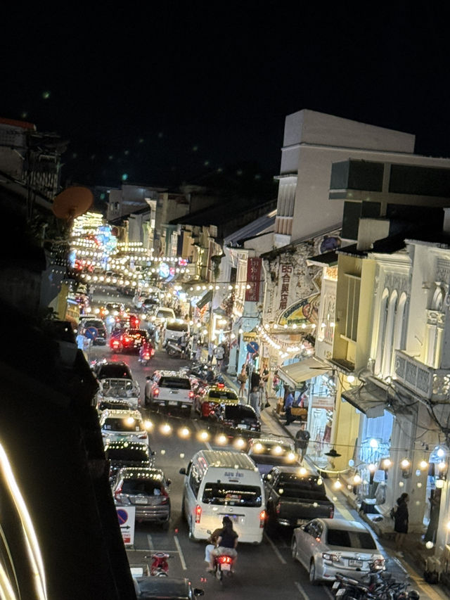 คาเฟ่–บาร์ลับ ๆ อยู่บนรูฟท็อปกลางย่านเมืองเก่า 