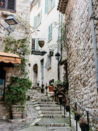 Lost in the city of art, but found a cat running a shop instead 🤭🤭