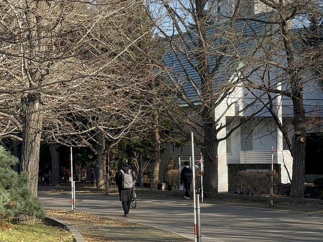 有許多重要文化遺產的公園，捷運站出站即達的美麗景點！